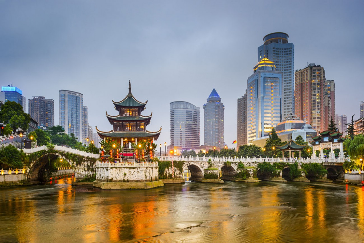 guiyang-china-skyline-da-cidade-sobre-o-rio-1275x850