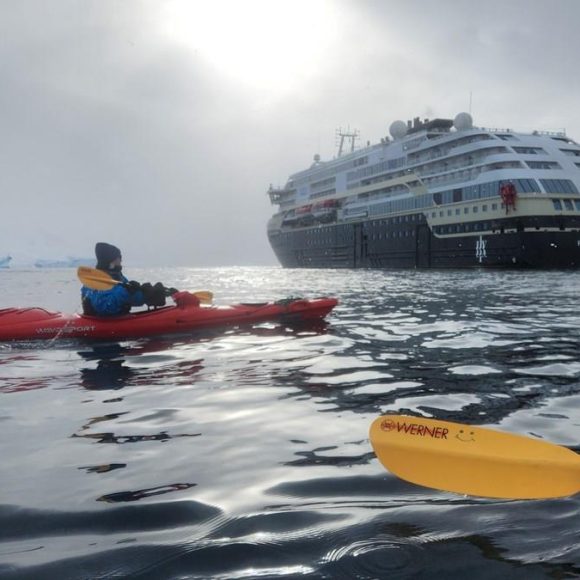 de bote e caiaque na Antártica